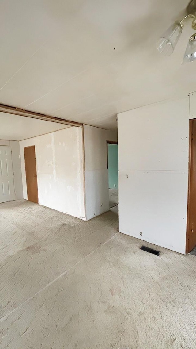 unfurnished room featuring ceiling fan