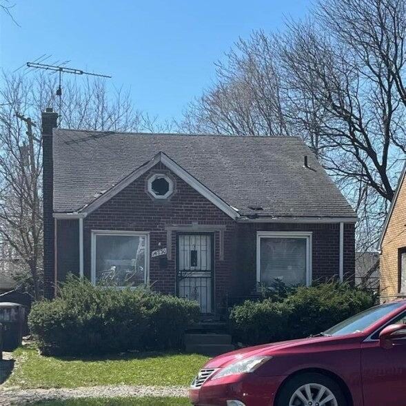 view of front facade with a front lawn