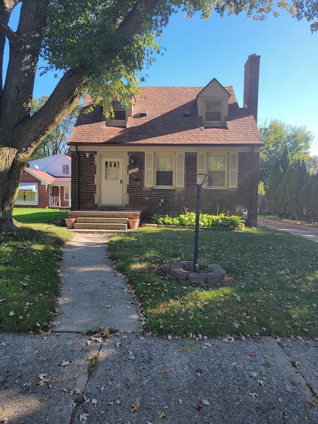 view of front of property featuring a front lawn