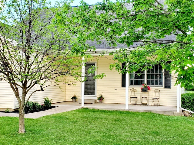 view of front of property with a front lawn