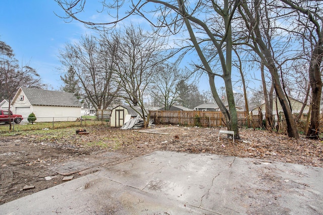 view of yard with a storage unit