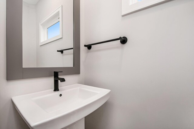 bathroom featuring sink