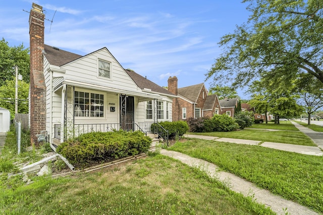 view of front of property featuring a porch and a front lawn