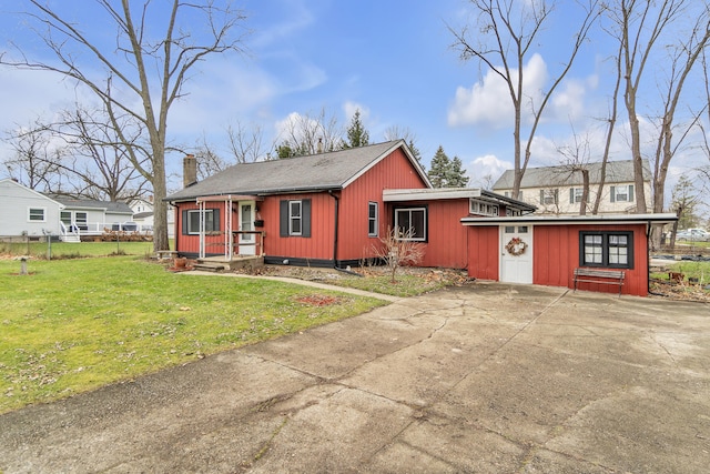 view of front of property featuring a front lawn