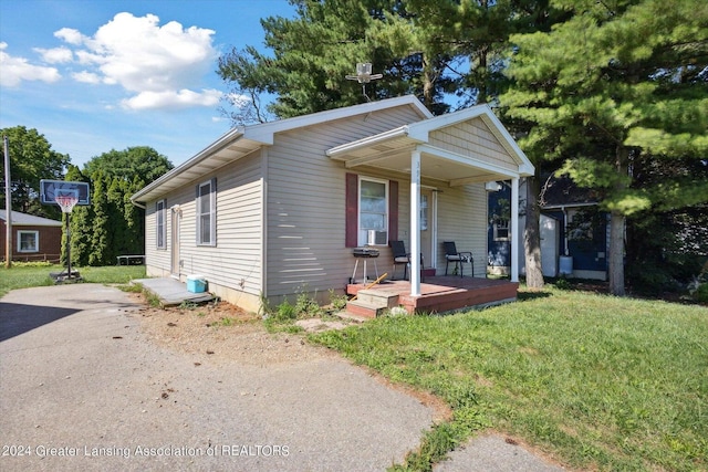 view of front of home featuring a porch and a front yard