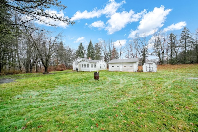 view of yard featuring a storage shed