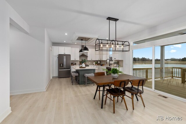 dining space with light wood-style floors, recessed lighting, visible vents, and baseboards