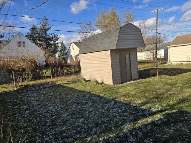 view of yard featuring a storage unit