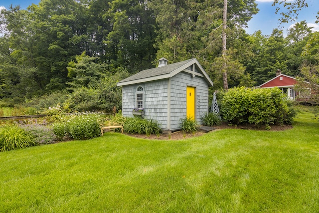 view of outdoor structure featuring a yard