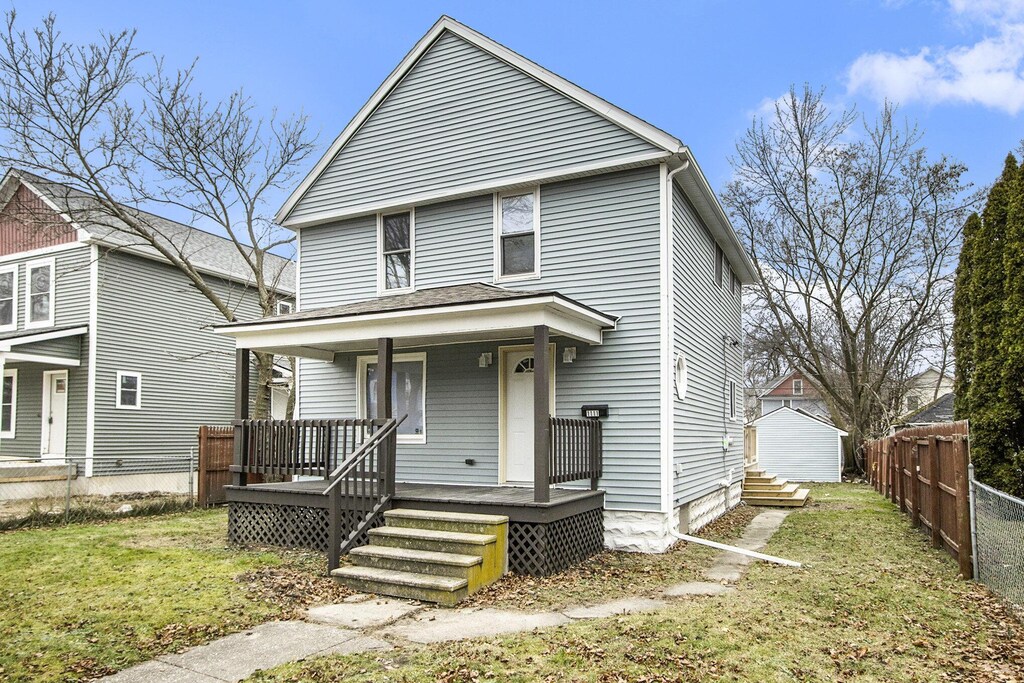 view of front facade with covered porch and a front lawn