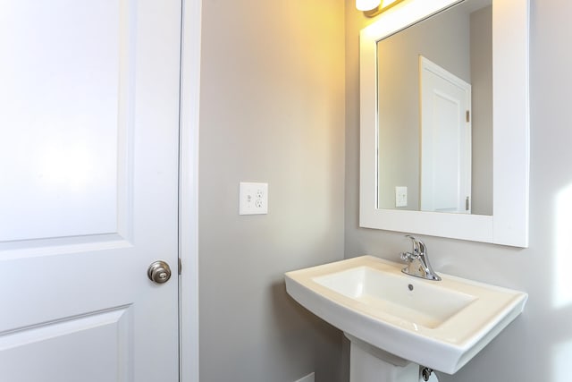 bathroom featuring sink