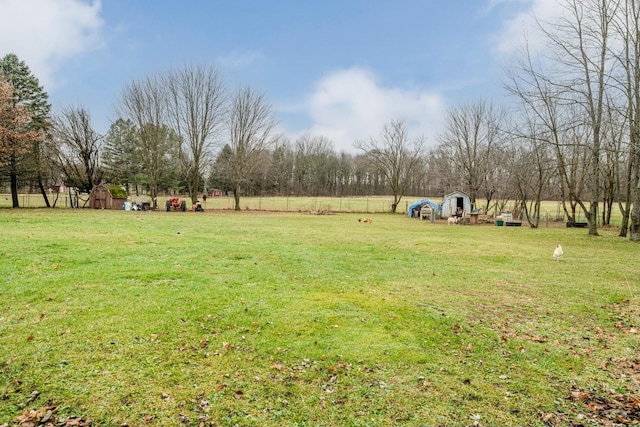 view of yard featuring a rural view