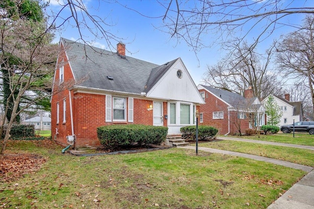 view of front facade with a front yard