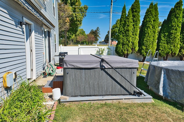 view of yard featuring a hot tub