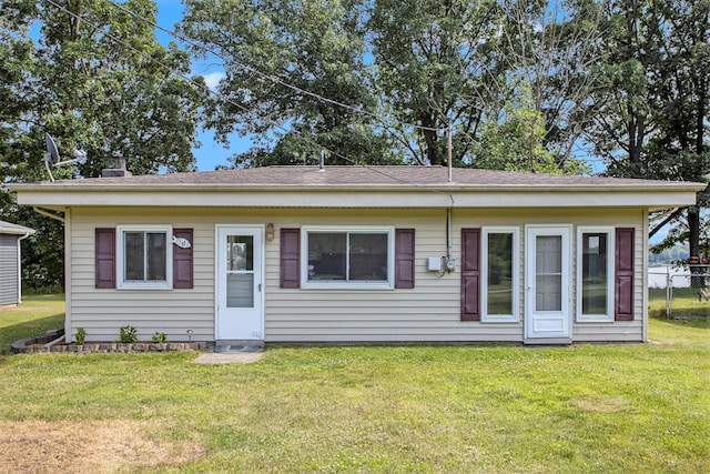 bungalow-style home featuring a front lawn