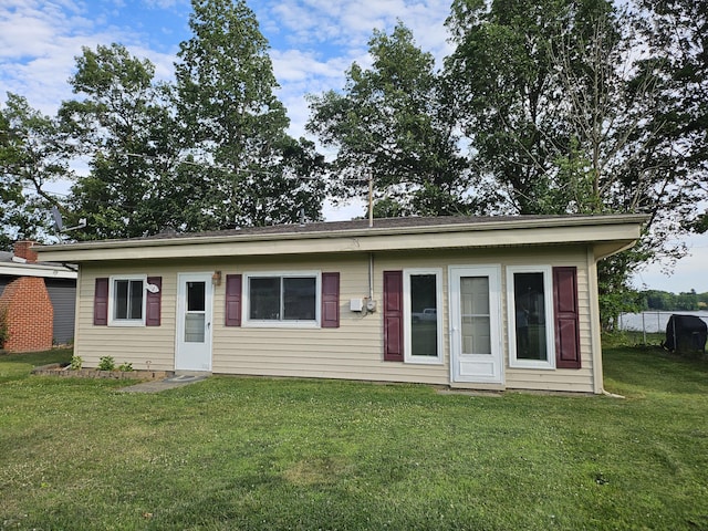 view of front of property featuring a front lawn