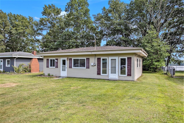 view of front of home featuring a front lawn