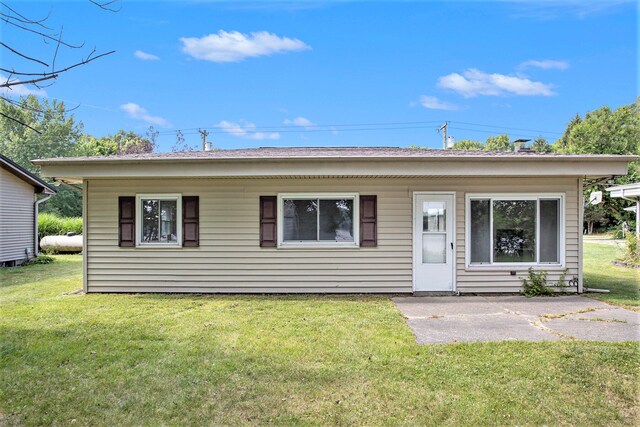 view of front of house featuring a front lawn