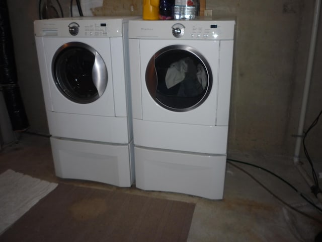 washroom with washer and clothes dryer