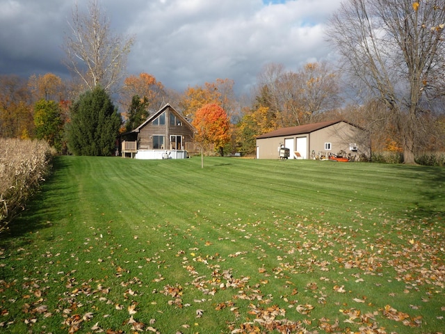 view of yard with an outbuilding