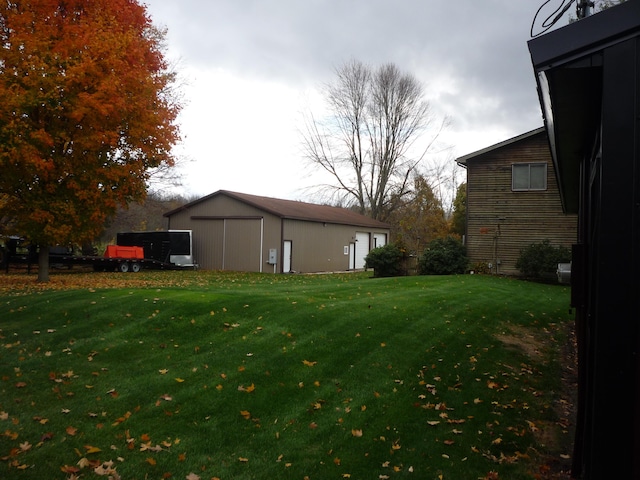 view of yard with an outdoor structure