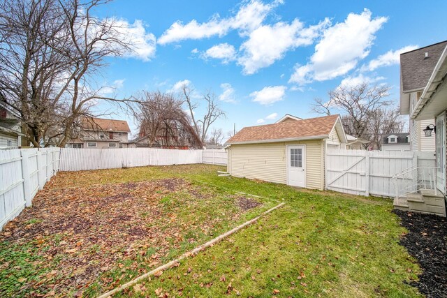 view of yard featuring an outbuilding