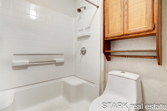 bathroom featuring a tile shower