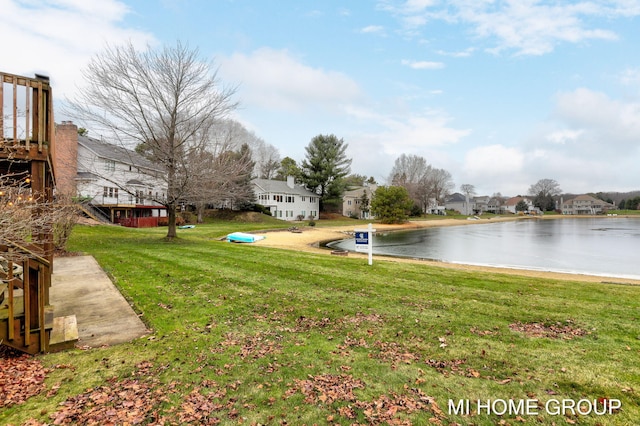 view of yard featuring a water view