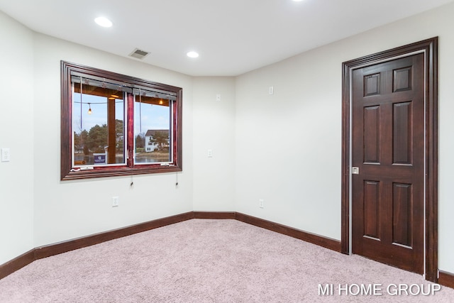 unfurnished room with carpet