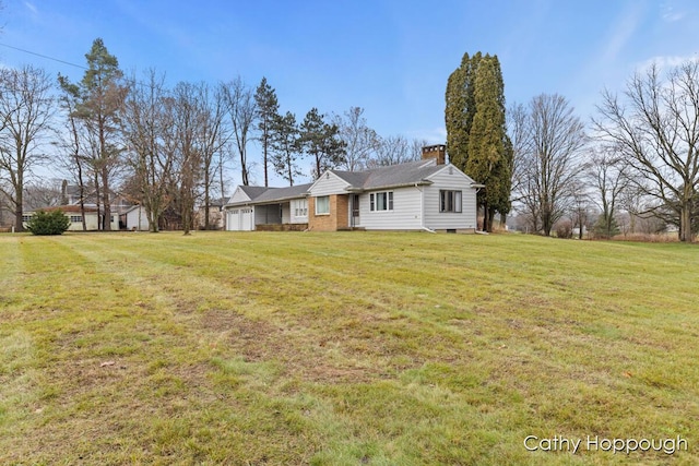 view of front of property with a front lawn