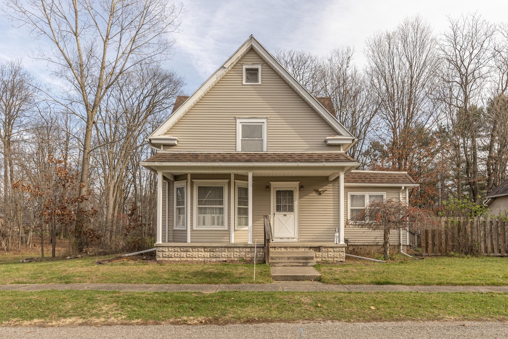 view of front of house with a front lawn