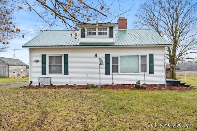 view of front of home with a front lawn