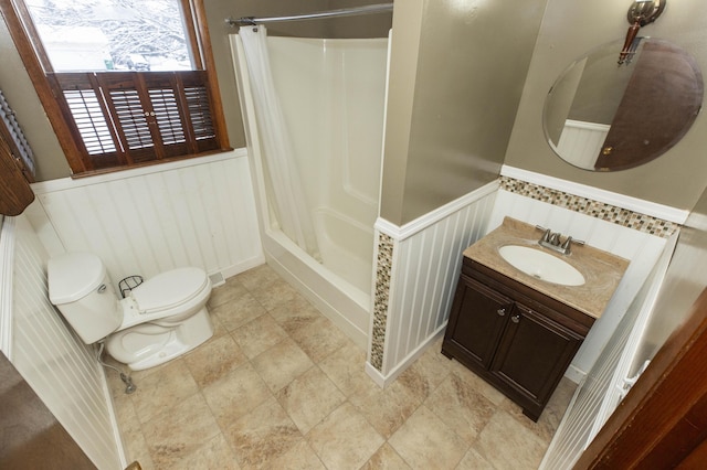 bathroom with vanity, curtained shower, and toilet