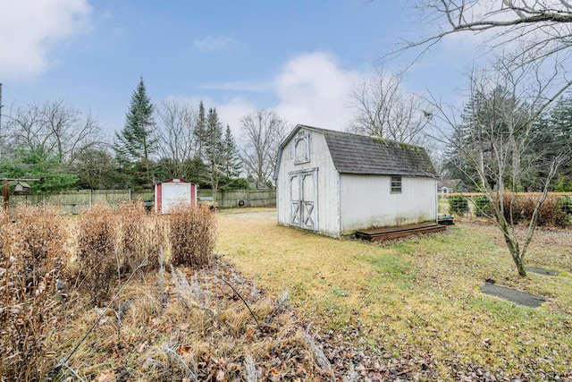 view of yard with a storage shed