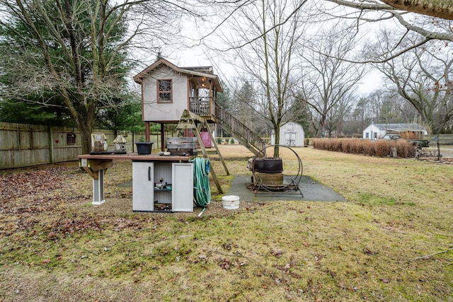 view of yard featuring a storage shed