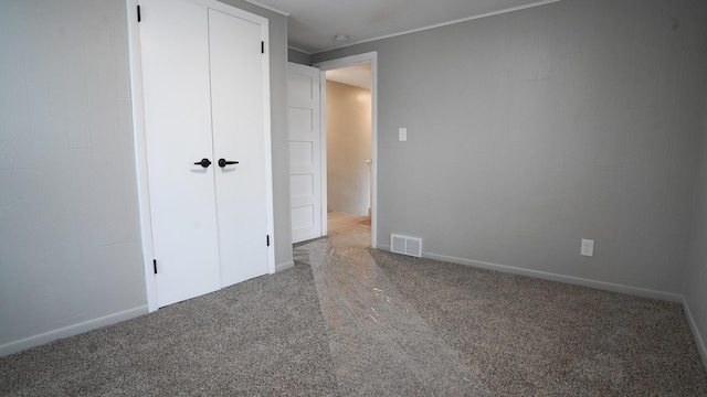 unfurnished bedroom with carpet flooring and a closet