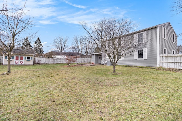 view of yard with an outbuilding