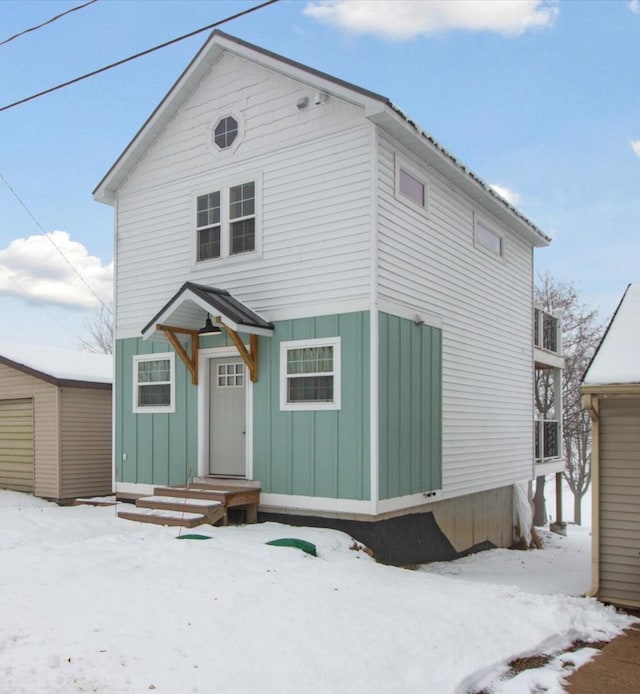 front of property featuring an outbuilding