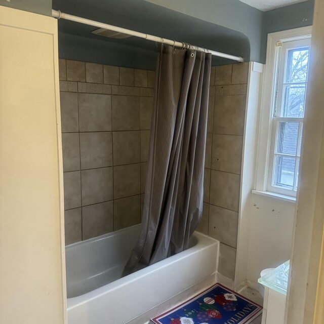 bathroom featuring shower / tub combo