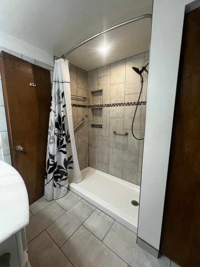 bathroom featuring a shower with shower curtain