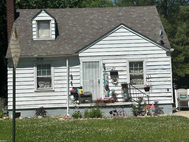 view of front of property featuring covered porch and a front yard