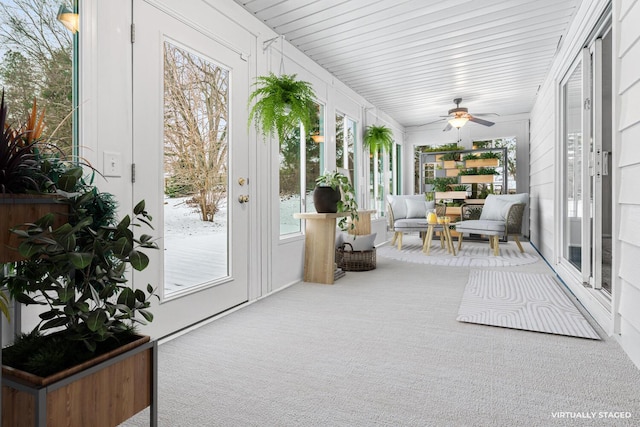 sunroom with ceiling fan