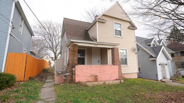 view of front of house featuring a front lawn