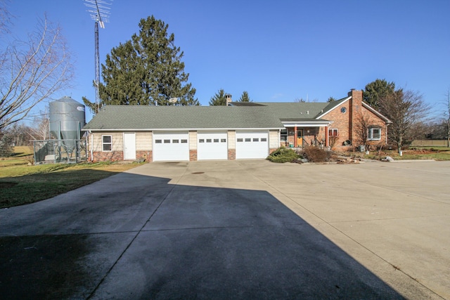 view of front facade featuring a garage and a front yard