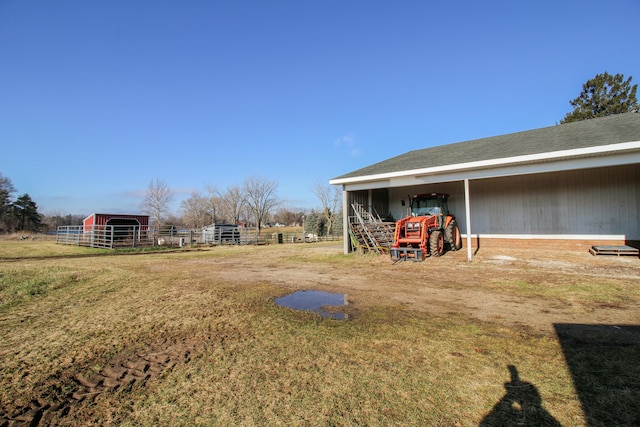 view of yard featuring an outdoor structure