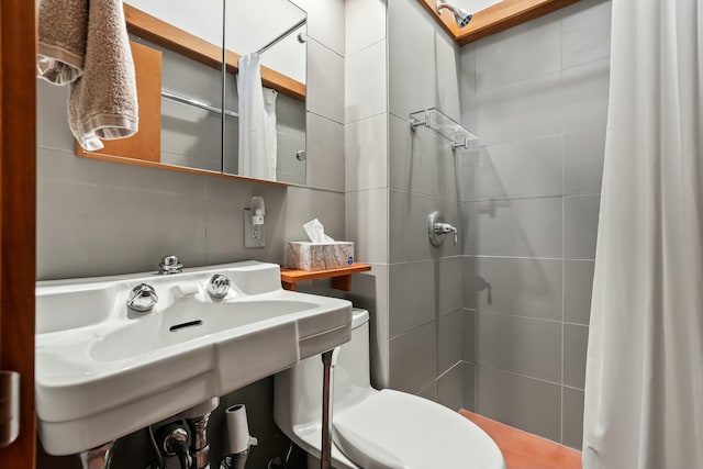 bathroom featuring tasteful backsplash, a shower with curtain, and toilet