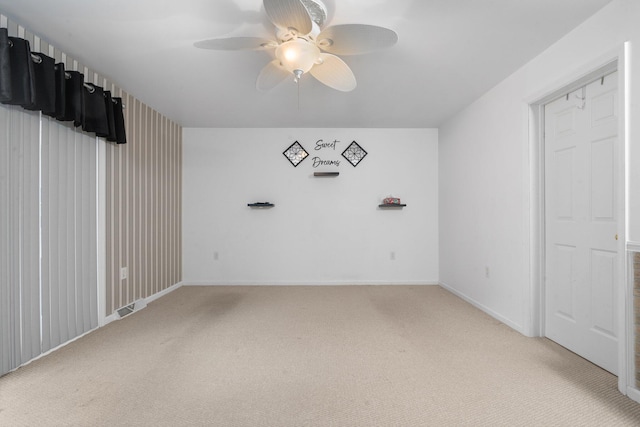 carpeted empty room featuring ceiling fan