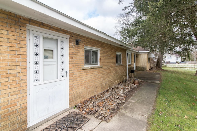 property entrance featuring a yard