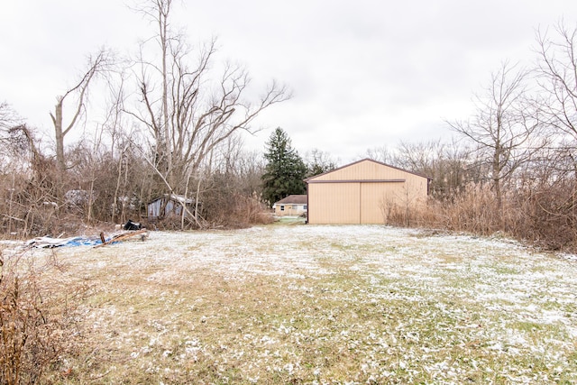 view of yard featuring an outbuilding