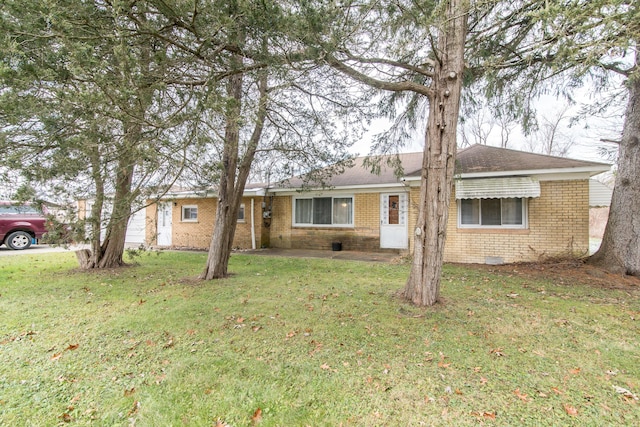 ranch-style home featuring a front lawn